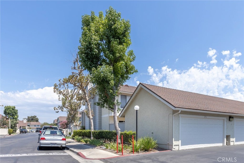 1700 W Cerritos