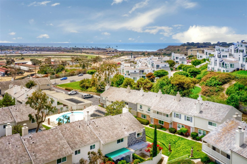 Live Auction! Bidding to start from $600,000! Enjoy the perks of Solana Beach living in this gorgeous townhouse! Perfectly situated end unit with a view of the sparkling community pool and peek ocean views from the master bedroom. Recent updates include laminate entry level flooring, renovated kitchen with granite countertops and stainless-steel appliances, and updated bathrooms. West of the five, a few blocks to the ocean and walking distance to restaurants and entertainment. Must see home! Neighborhoods: Del Mar Downs Equipment: Dryer,Garage Door Opener Other Fees: 0 Sewer: Sewer Connected Topography: GSL