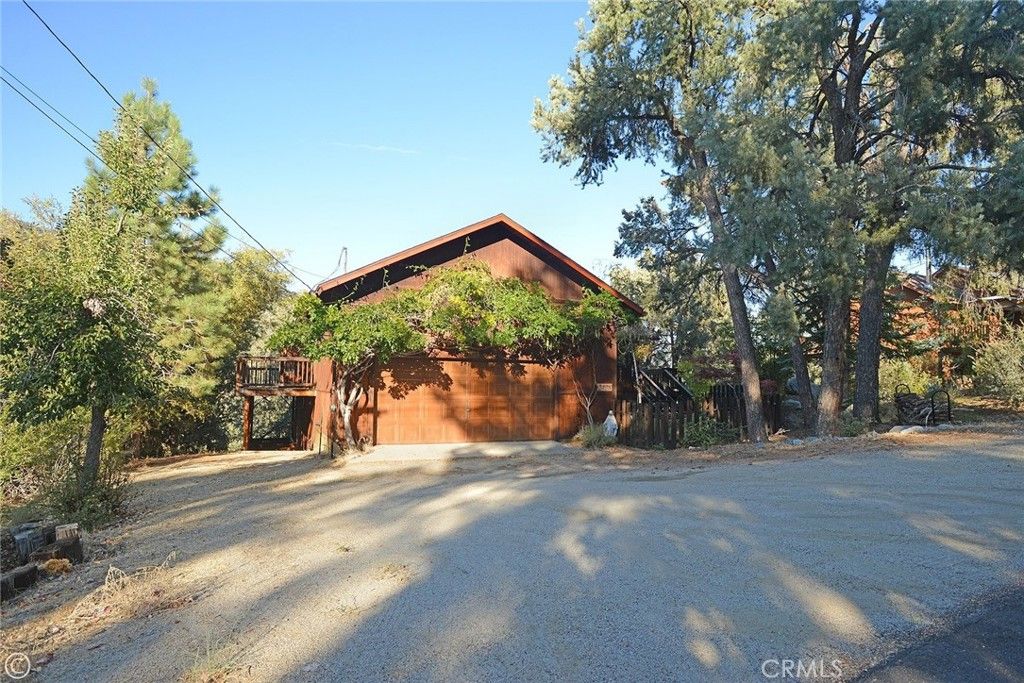 Photo of 15808 Zurich Way, Pine Mountain Club, CA 93222 (MLS # SR26095618)