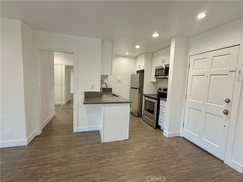 Welcome to this stylish 1-bedroom, 1-bath condo in the heart of Tarzana, tucked inside a well-maintained gated community. Thoughtfully updated in recent years, this home combines modern finishes with everyday comfort. The kitchen features sleek quartz countertops and newer appliances—including refrigerator, electric stove, dishwasher, and microwave—while recessed lighting, quality flooring, and mini-split A/C units in both the living room and bedroom ensure year-round comfort.
The spacious bedroom offers mirrored closet doors plus an additional large closet with French doors, and the bathroom highlights a contemporary tile shower/tub with sliding glass doors. Step outside to your private balcony to enjoy peaceful treetop views of the pool and spa.
Community amenities include a sparkling pool, spa, recreation room, laundry facility, elevator, and two tandem parking spaces, all surrounded by vibrant landscaping. With easy access to the 101 Freeway, Tarzana Square Shopping Center, Whole Foods, Coffee Bean, and local dining spots, this home is the perfect blend of convenience, comfort, and value—an excellent opportunity for first-time buyers or investors.
