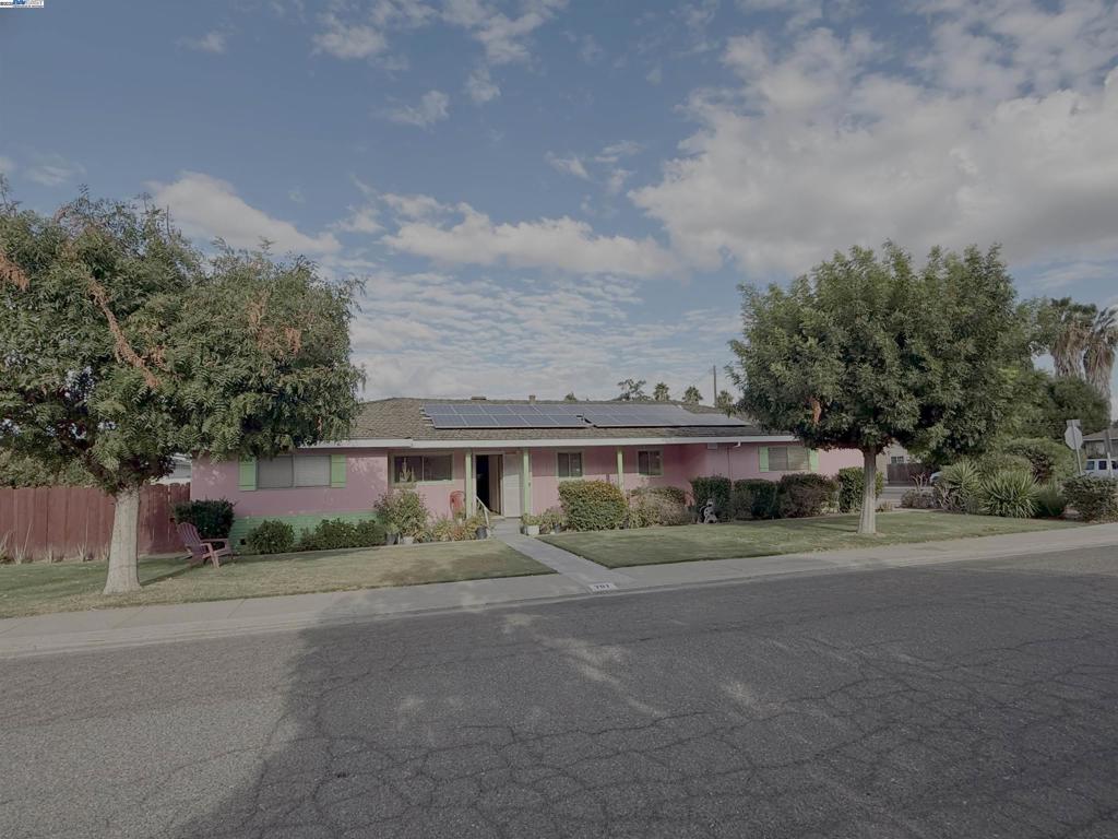 Huge property located in great area, Lot is 10890 SqFt, construction 1826SqFt, great opportunity to own this huge house.