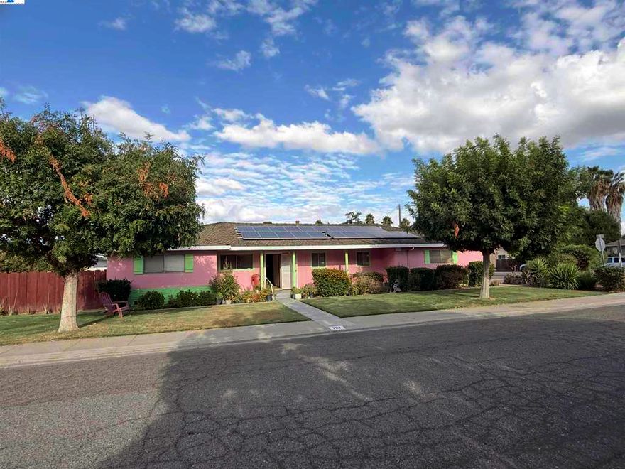 Huge property located in great area, Lot is 10890 SqFt, construction 1826SqFt, great opportunity to own this huge house.