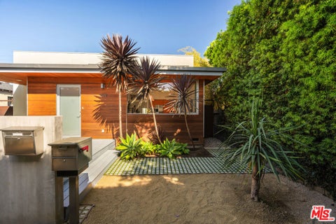 Photo of 1076 Palms Boulevard, Venice, CA 90291 (MLS # 26855707)