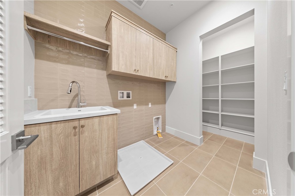 Revallo - Residential Lease