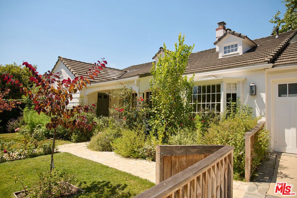 Photo of 10463 Le Conte Avenue, Los Angeles, CA 90024 (MLS # 26636139)