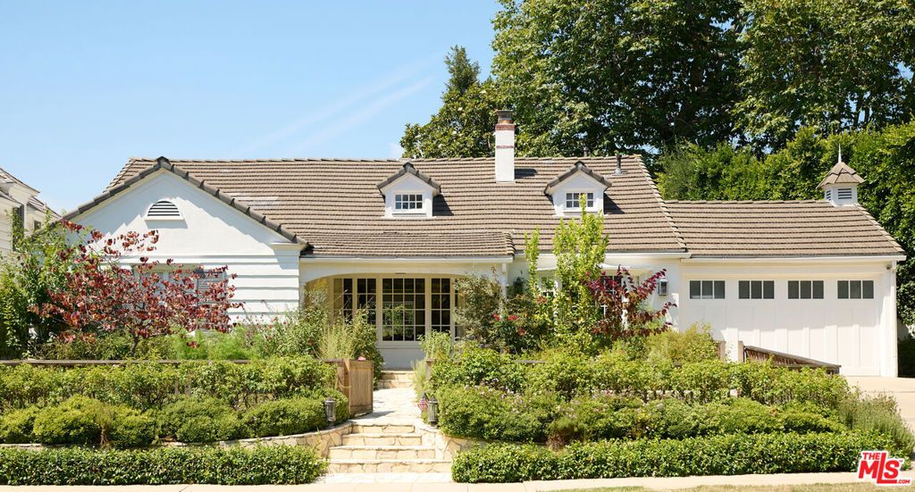 Photo of 10463 Le Conte Avenue, Los Angeles, CA 90024 (MLS # 26636139)