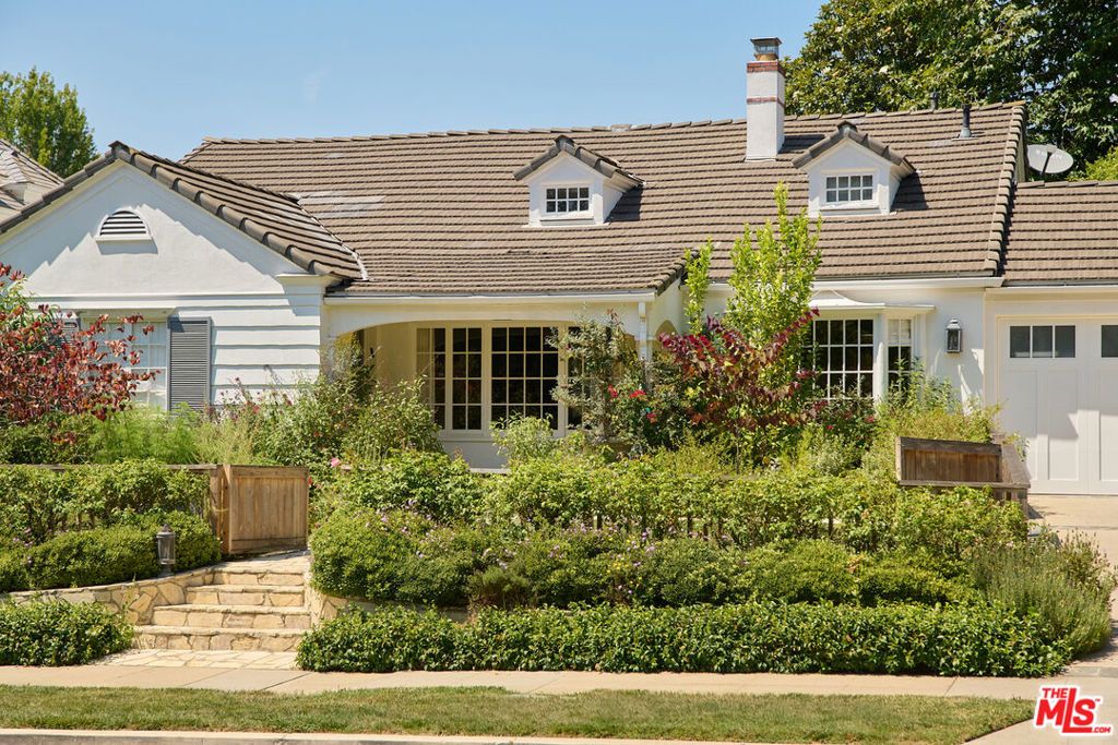 Photo of 10463 Le Conte Avenue, Los Angeles, CA 90024 (MLS # 26636139)