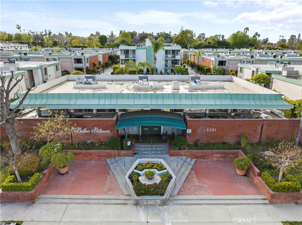 Fully Remodeled Top-Floor Condo in the Heart of Encino – Stylish, Modern, and Move-In Ready!  Welcome to elevated living at the iconic Balboa Biltmore — one of Encino’s most sought-after gated communities! This fully remodeled, top-floor condo delivers the perfect blend of luxury, comfort, and SoCal style just minutes from Ventura Blvd’s hottest restaurants, cafés, and boutiques.  Step inside and feel the difference — a bright, open layout with chic designer finishes and effortless flow from the spacious living and dining areas to the sleek, upgraded kitchen. The chef’s kitchen features Quartz countertops, custom cabinetry, top-tier appliances, and a cozy breakfast nook — the perfect spot for your morning coffee.  The primary suite is your private retreat, complete with a dual-sink vanity, spa-inspired bath, and generous closet space. Both bathrooms have been completely reimagined with modern fixtures and fresh, elevated style.
Tucked in a quiet, private corner of the complex, this unit feels like your own oasis — yet you’re steps from everything you love about Encino. Enjoy resort-style amenities including two sparkling pools, lush landscaped grounds, a clubhouse, and secure gated access.
Modern. Stylish. Move-in ready. This is the Encino lifestyle you’ve been waiting for.