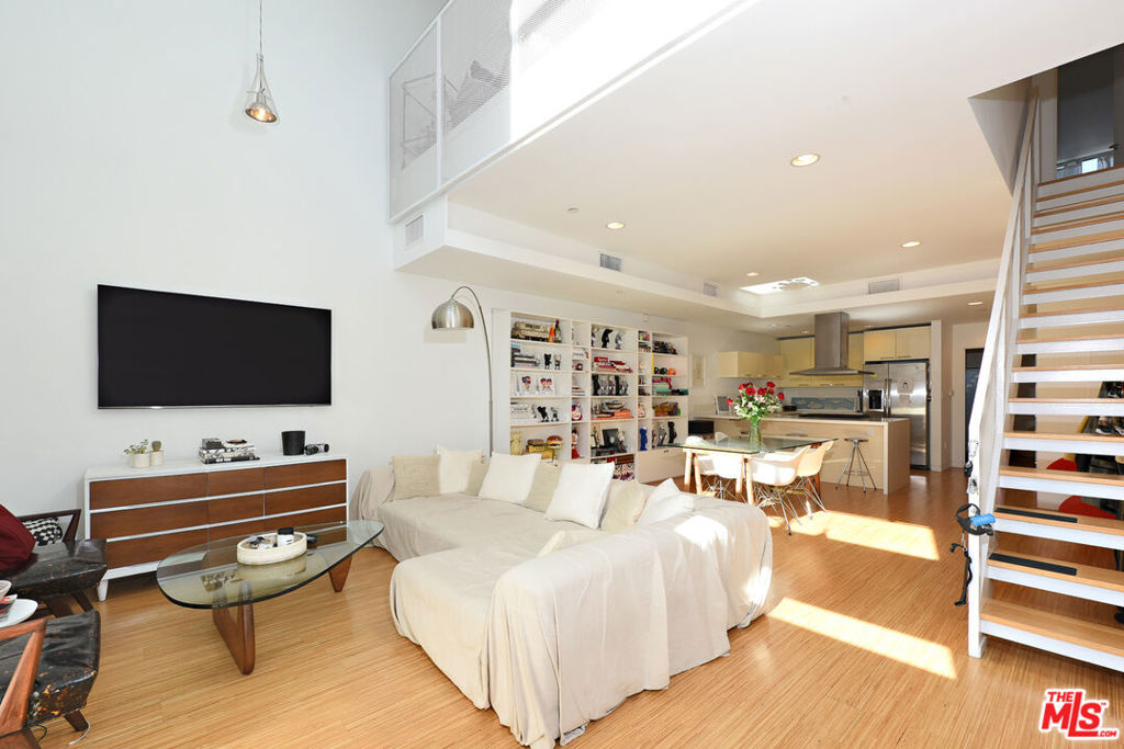 Properties 2 1140 N FORMOSA Avenue 7