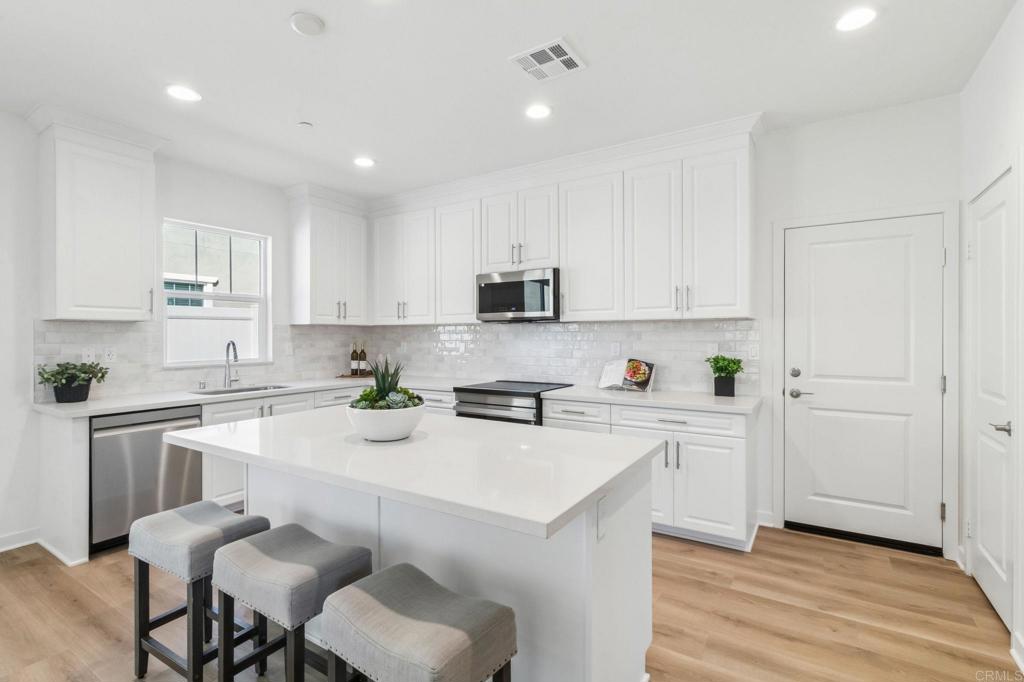701 Kingbird Loop