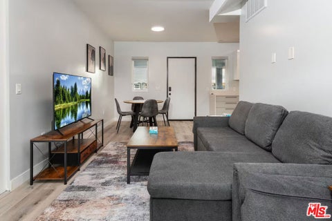 Photo of 917 S Berendo Street #302, Los Angeles, CA 90006 (MLS # 26873515)