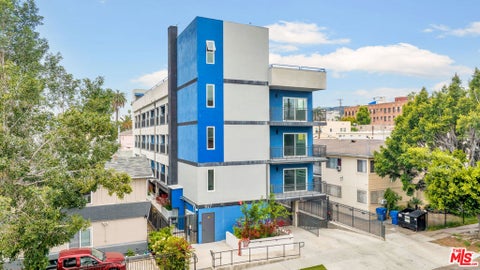 Photo of 917 S Berendo Street #302, Los Angeles, CA 90006 (MLS # 26873515)