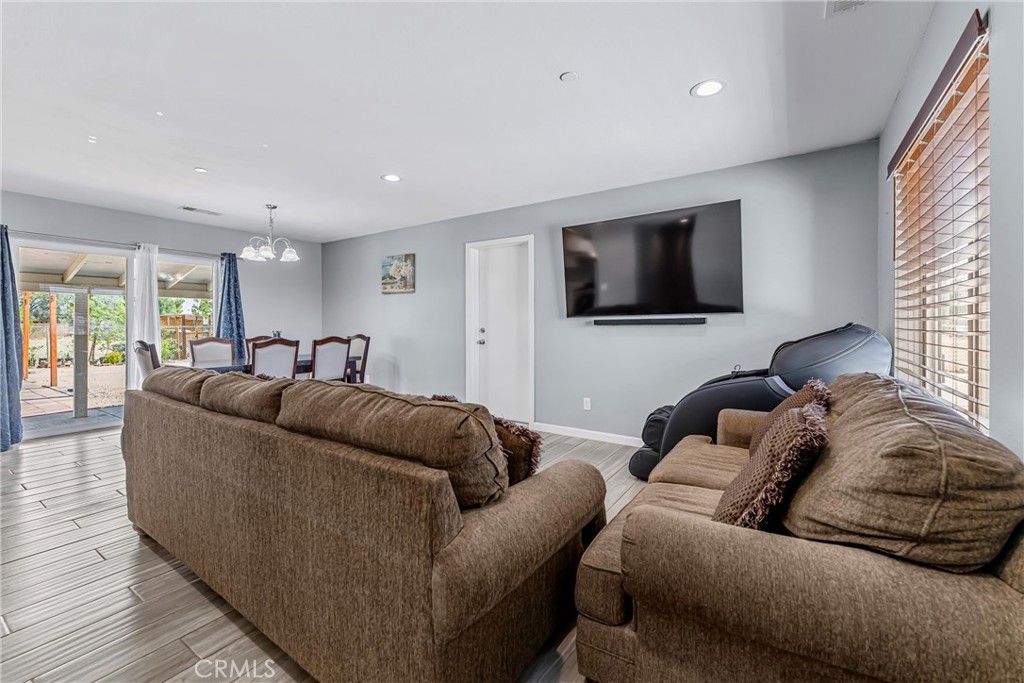 10719 E Avenue R4