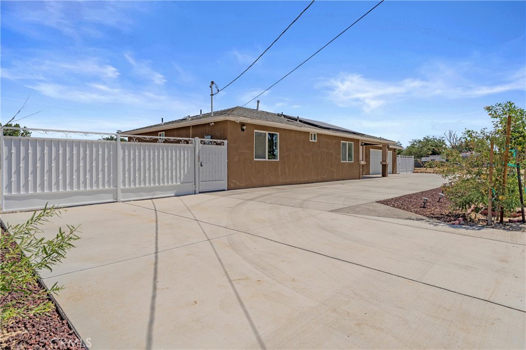 10719 E Avenue R4