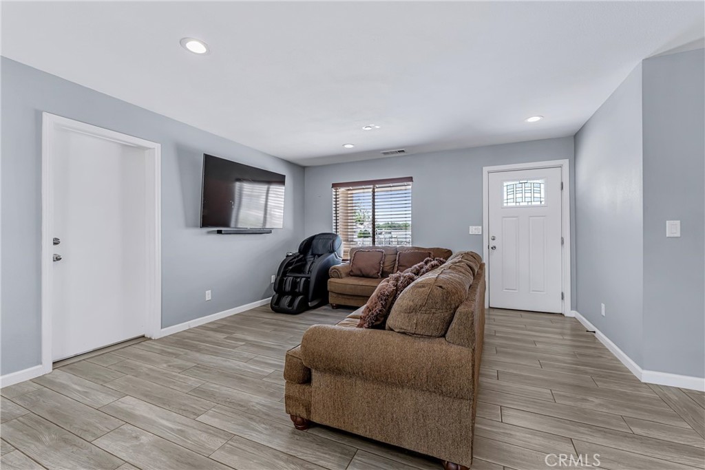 10719 E Avenue R4