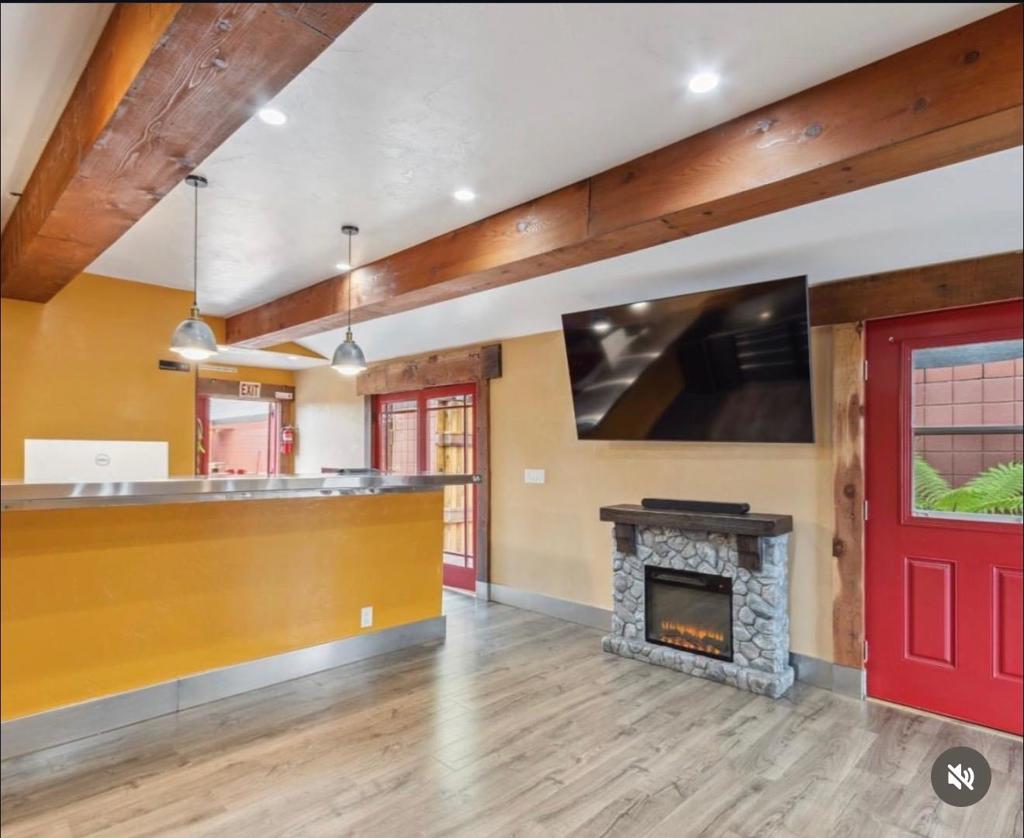 1637 Del Monte Boulevard B