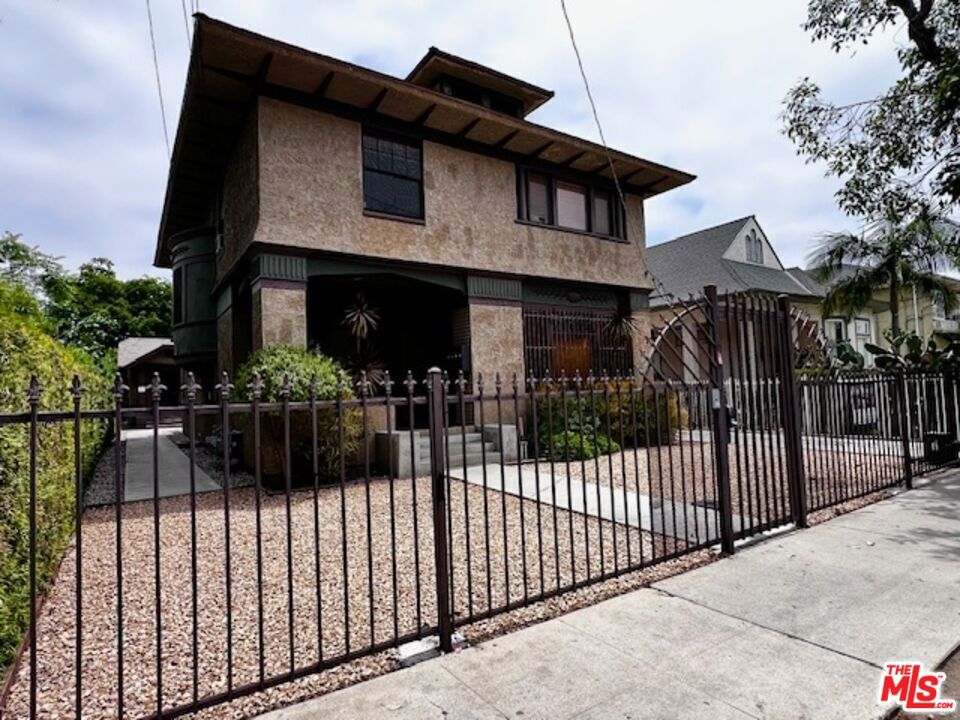 STUDENTS ONLY RESIDENCY ` OFFERING LIMITED TIME PROMOTION - $2,000 RENT CREDIT WITH GOOD FINANCIAL STANDING APPLICANTS. USC Patrol Areas - DPS patrols the area surrounding USC's University Park Campus 24 hours per day, 7 days a week. THIS STUDENT HOUSING IS FULLY REMODELED IN RECENT YEARS. *ROOM SIZE (6 X 11) & (7 X 13) 2 BED 2 IN-SUITE BATHROOMS 1 PARKING SPACE, NO ACTUAL LIVING-ROOM, JUST DINING TABLE NEXT TO KITCHEN. WALKING DISTANCE/BIKE RIDE DISTANCE FROM USC. ASSIGNED BIKE PARKING AREA. RENT INCLUDES INTERNET CONNECTION, WATER, REFRIGERATOR, GAS RANGE/OVEN. COMMON AREA LAUNDRY IN REAR. REMOTE-CONTROLLED DRIVEWAY. SECURED FENCED AND GATED. 24 HOURS HD SECURITY CAMERAS ON SITE. GREAT NEIGHBORS!! CLOSE TO EVERYTHING, INCLUDING FREEWAYS. Minutes from USC, Exposition Park, LA Memorial Coliseum, Natural History Museum of Los Angeles County, CLOSE TO DOWNTOWN AND LA LIVE. THIS WON'T LAST LONG~ Very Private and Very Clean. AVAILABLE MOVE-IN NOW. APPLY TODAY