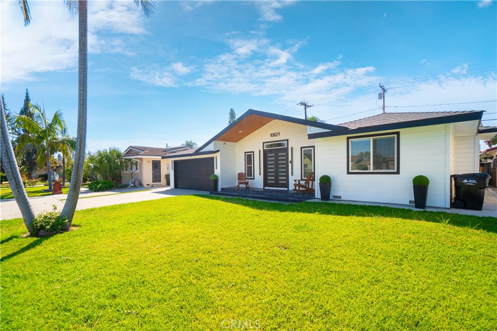 10621 Pico Vista