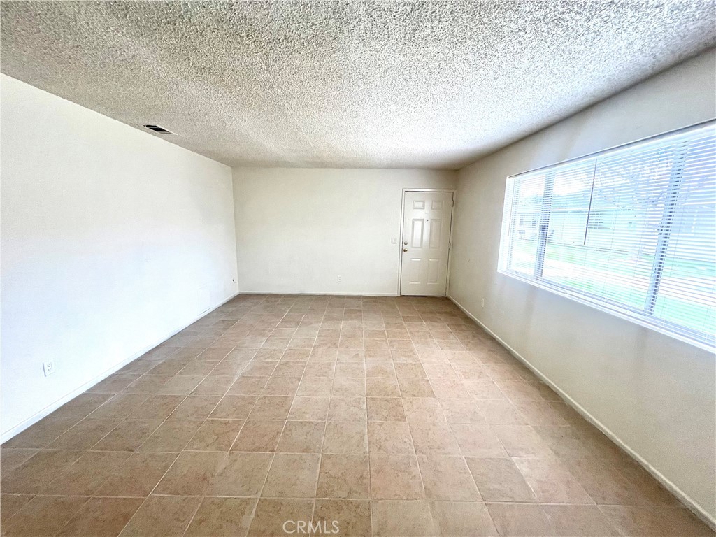 Cozy 3-bedroom 2-bathroom apartment for rent in the City of Hesperia. Close to all the shopping centers, and restaurants, and minutes from the 15 freeway! The rooms are good sizes and has a spacious living room. This apartment is ready for move-in!