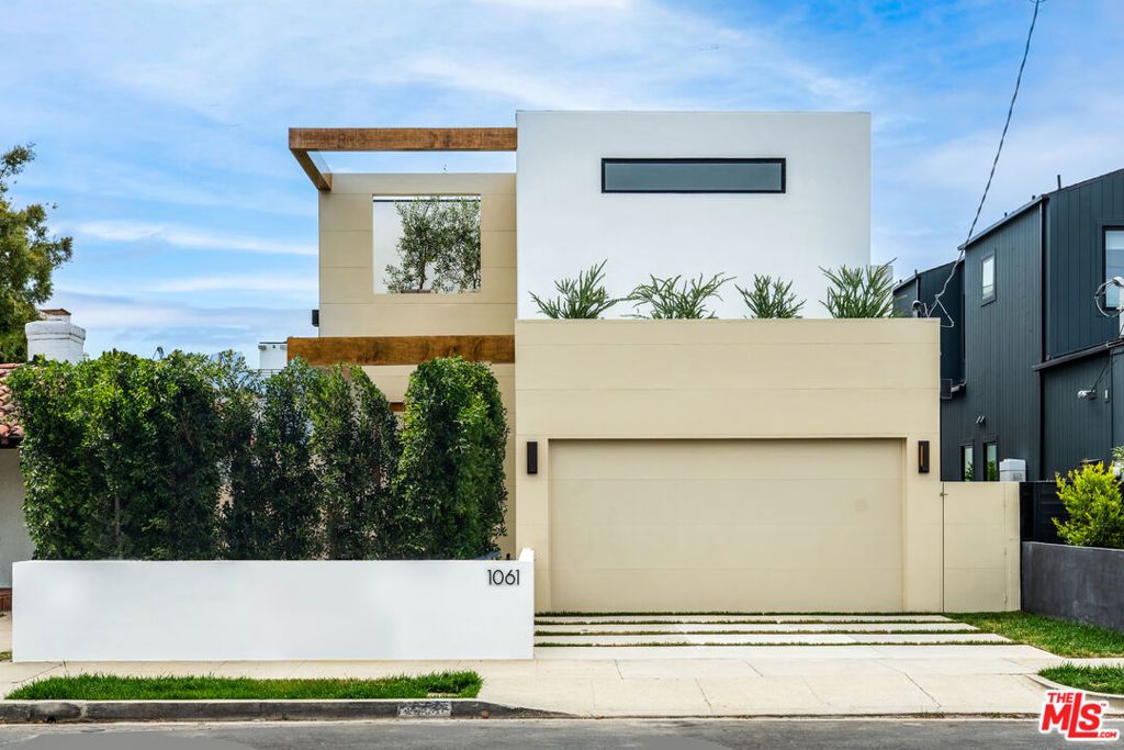Photo of 1061 Amoroso Place, Venice, CA 90291 (MLS # 25589329)