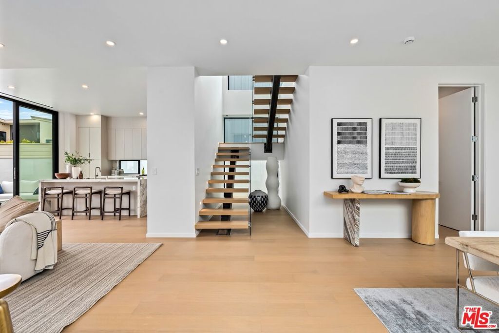 Photo of 1061 Amoroso Place, Venice, CA 90291 (MLS # 25589329)