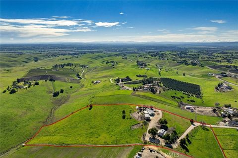 Photo of 5925 Sweetie Ln, San Miguel, CA 93451 (MLS # NS26014785)