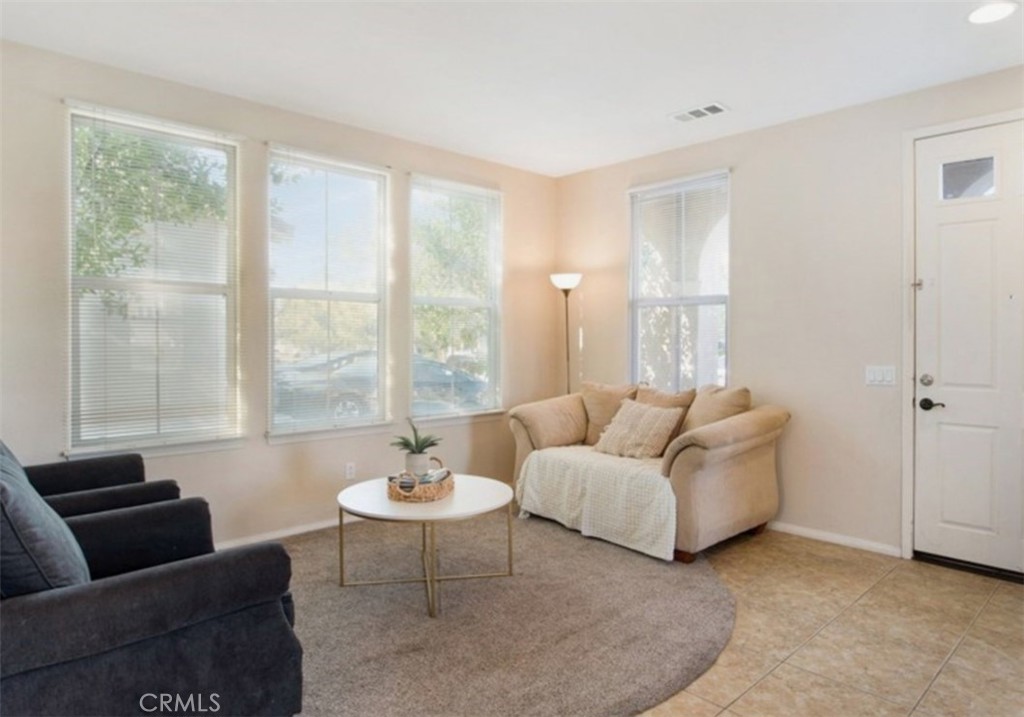 Beautiful 4 Bedroom Family Home. Inside you will be able to walk through the open kitchen and family room with a cozy fireplace.
All 4 bedrooms are upstairs. Desirable community and walking distance to the lake.