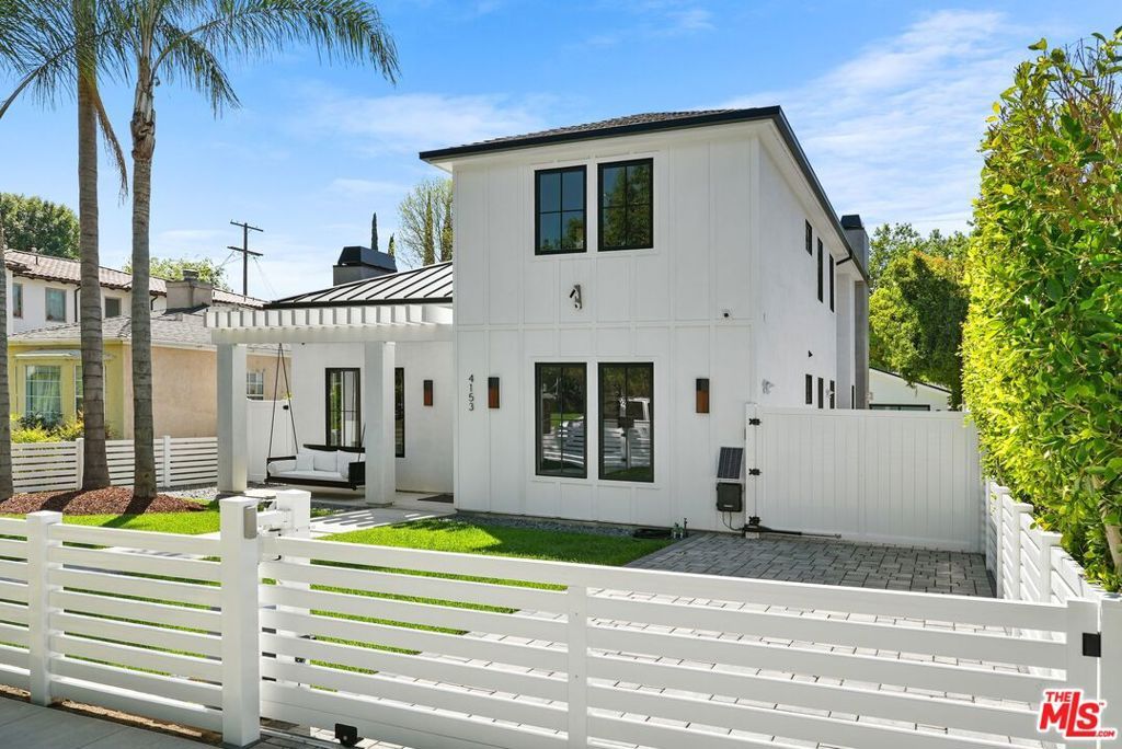 Photo of 4153 Vantage Avenue, Studio City, CA 91604 (MLS # 26633211)
