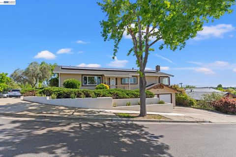 Photo of 667 Gleneagle Ave Ave, Hayward, CA 94544 (MLS # 41130656)