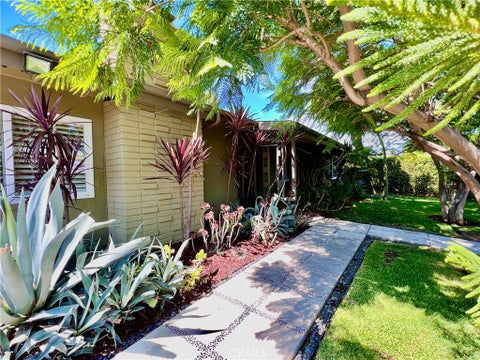 Photo of 22308 Bassett Street, Canoga Park, CA 91303 (MLS # SR26204070)