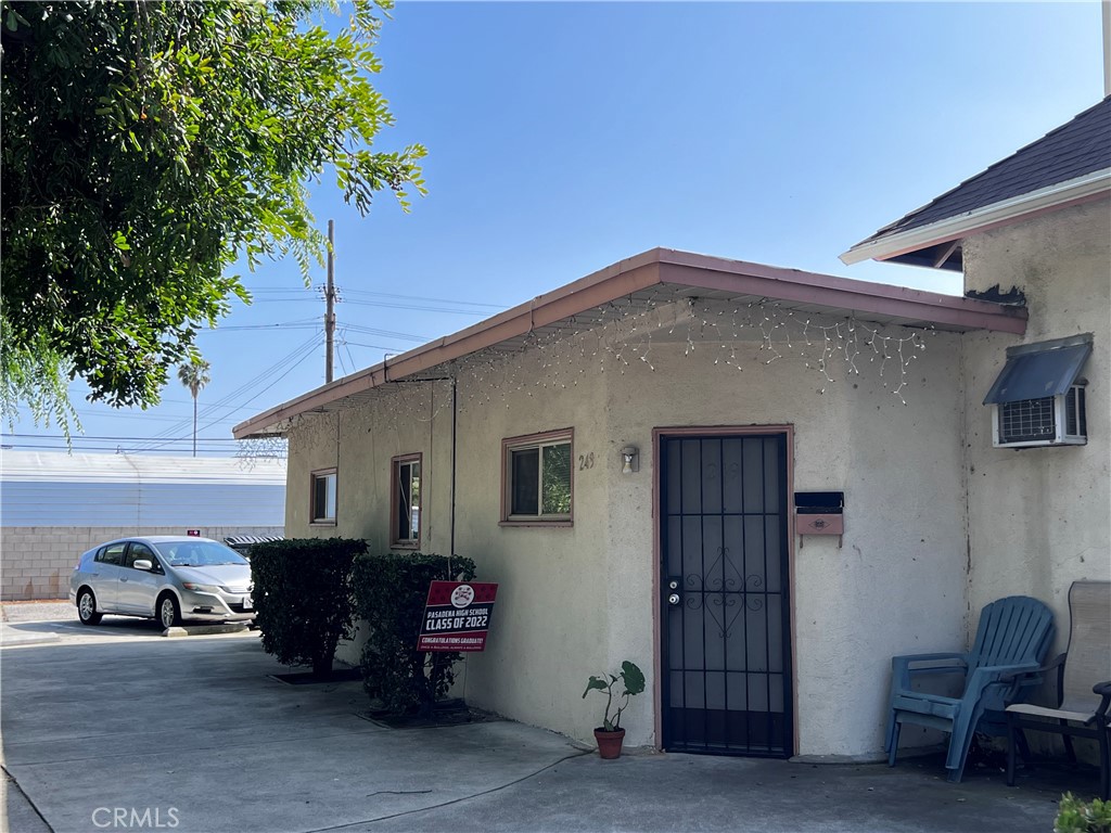 Main image without alt text