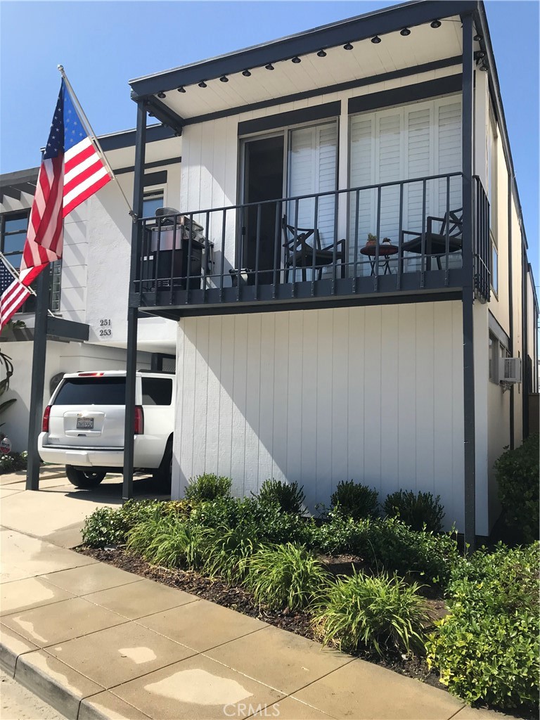 Nice 2 bedroom 1 bath 900 sq. ft. upstairs unit on Naples Island. Recently remodeled kitchen & bath, hardwood flooring, wood blinds, & ceiling fans. Also included with the unit is a large private patio area & one car garage with plenty of street parking. Laundry room on-site is shared with other tenant. Great quiet serene location but still within close proximity to beaches, Long Beach Yacht Club, & all the shopping & dining that 2nd Street has to offer.