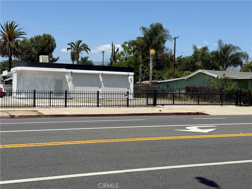 Discover an exceptional opportunity to establish your business in this versatile 1,125 sq. ft. commercial space, strategically situated on a bustling thoroughfare in City of Pomona . This location offers unparalleled exposure, making it ideal for retail, office, Restaurant, or service-oriented enterprises seeking prominence in a high-density area. with high visible street exposure and ample parking , close to proximity of easy freeway access.