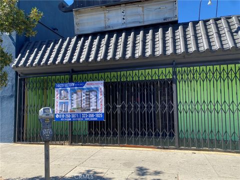 Photo of 14429 Victory Boulevard, Van Nuys, CA 91401 (MLS # SR26055658)