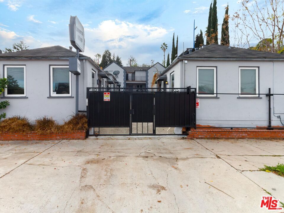 **THIS PROPERTY IS AVAILABLE FOR SHOWINGS AND LEASE NOW***Newly Remodeled Cozy 1 bedroom 1 bath apartment in the heart of Trendy Studio City includes a living room, kitchen (includes stove/refrigerator), bathroom, large closet, and two entry doors. Available immediately! First month rent of $2195 and a MINIMUM of 1 month security deposit. Pets ok w/ deposit.