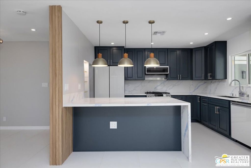 Racquet Club East - Residential Lease