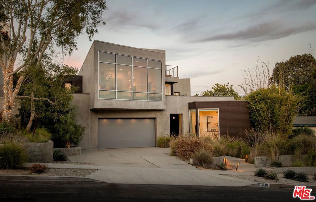 Photo of 3218 Maplewood Avenue, Los Angeles, CA 90066 (MLS # 26673723)