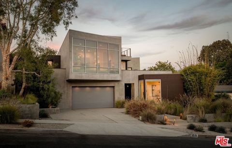 Photo of 3218 Maplewood Avenue, Los Angeles, CA 90066 (MLS # 26673723)