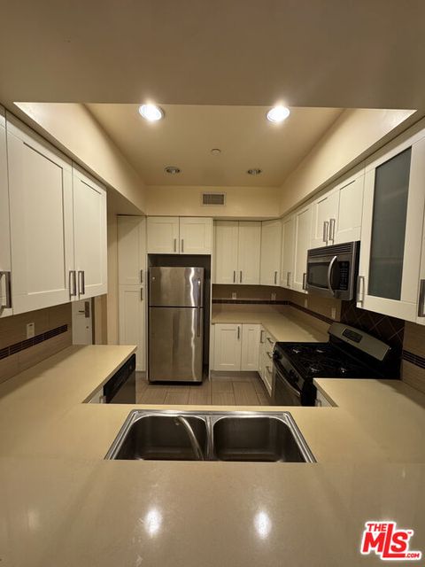 Photo of 11722 Ohio Avenue #204, Los Angeles, CA 90025 (MLS # 25493886) Photo of 11722 Ohio Avenue #204, Los Angeles, CA 90025 (MLS # 25493886)