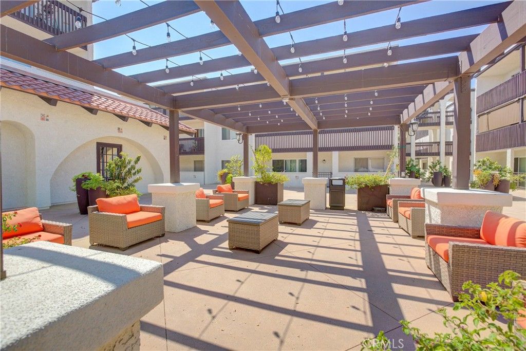 Photo of 5334 Lindley Avenue #334, Encino, CA 91316 (MLS # SR25193978)