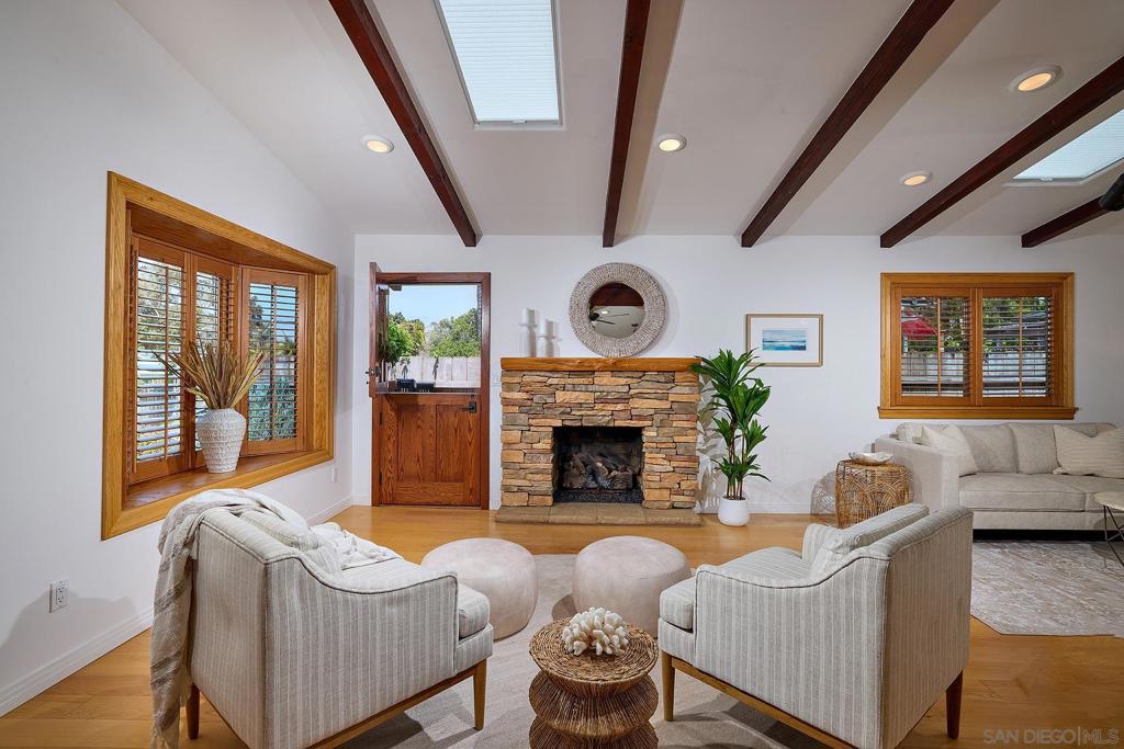 211 La Mesa Ave.