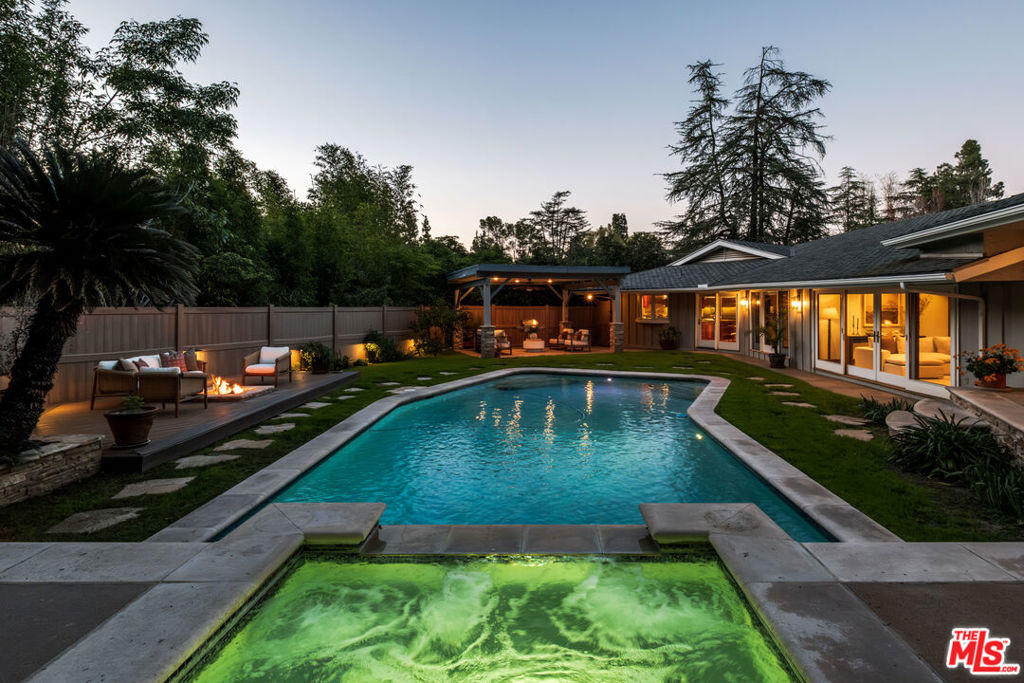 4975 Queen Florence Lane