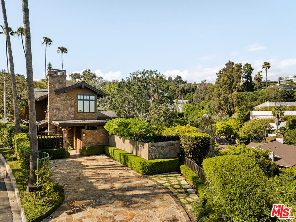 1166 Summit Drive