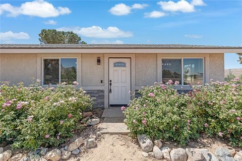 Photo of 25811 Del Sol Rd, Apple Valley, CA 92308 (MLS # DW26096937)