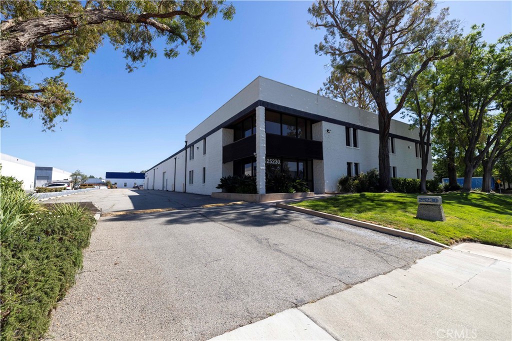 25230 Avenue Stanford