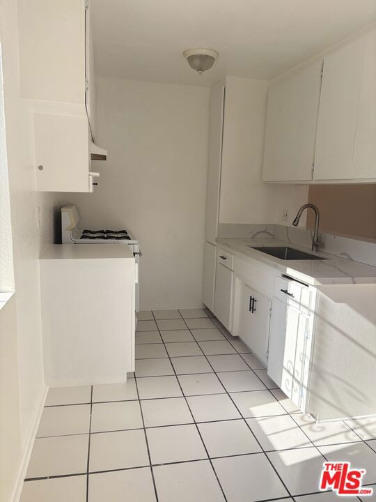 Located in heart of Koreatown. Gated Cozy 6 unit complex. Comes with 1 assigned parking. Community laundry room.
