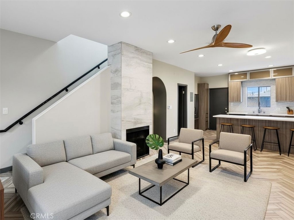 856 W Beach 19