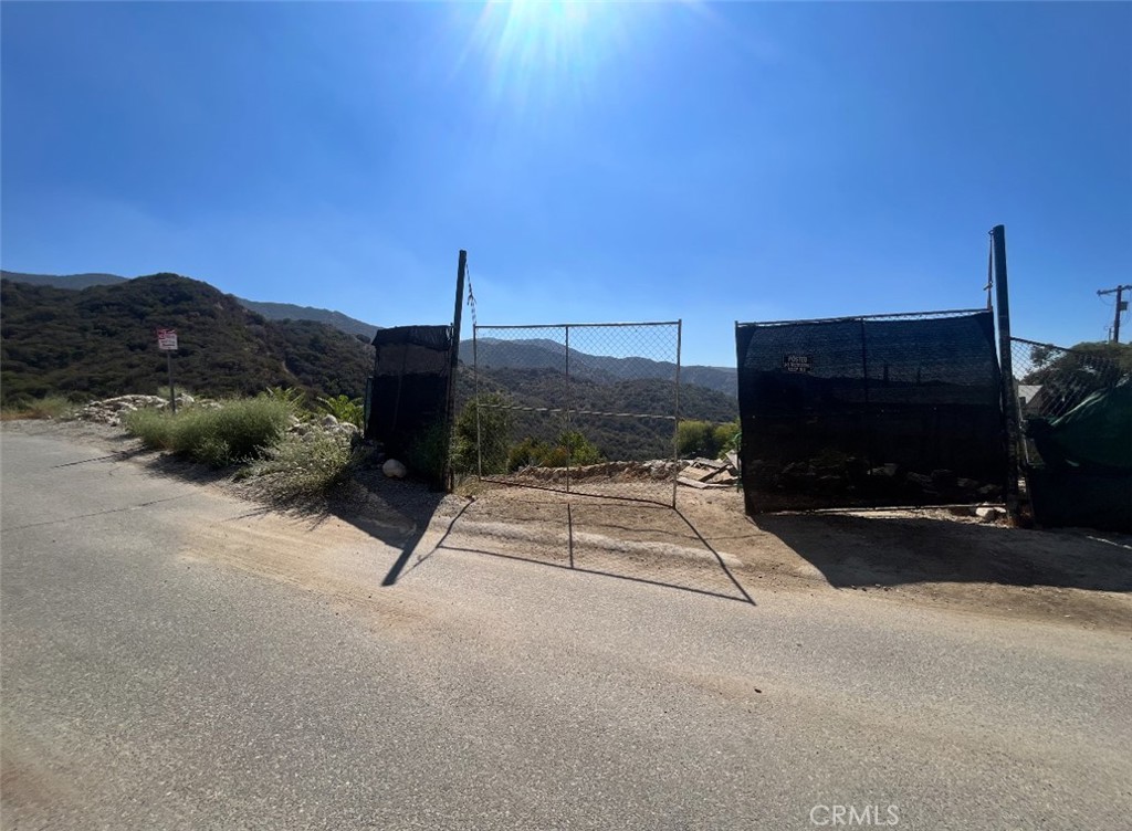 Don’t miss this opportunity to bring your imagination and create the home of your dreams in a tranquil and secluded area of Tujunga with beautiful views. Embrace the natural beauty of the foothills while still being connected to all the conveniences of city living.
No soil reports, surveys, or other studies have been completed.