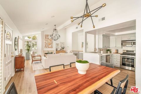 Photo of 17140 Palisades Circle, Pacific Palisades, CA 90272 (MLS # 25577181) Photo of 17140 Palisades Circle, Pacific Palisades, CA 90272 (MLS # 25577181)