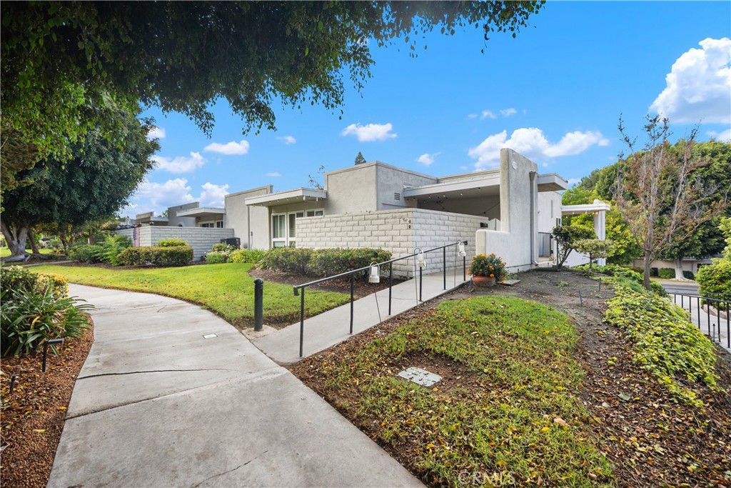2328 Via Mariposa West Q